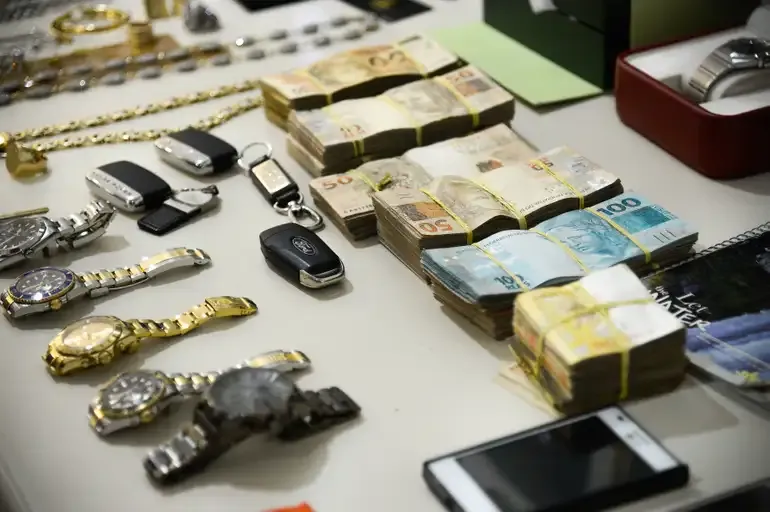 Suspeitos de furtar R$ 400 mil em joias e relógios são presos na Bahia