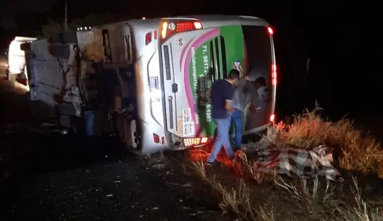 Ônibus que tombou em Catu não tinha licença para realizar viagens, diz ANTT