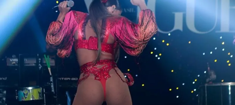PROVOCANTE: Anitta abusa de sensualidade e vai até o chão de fio-dental em show Pré-Carnaval; Veja vídeo