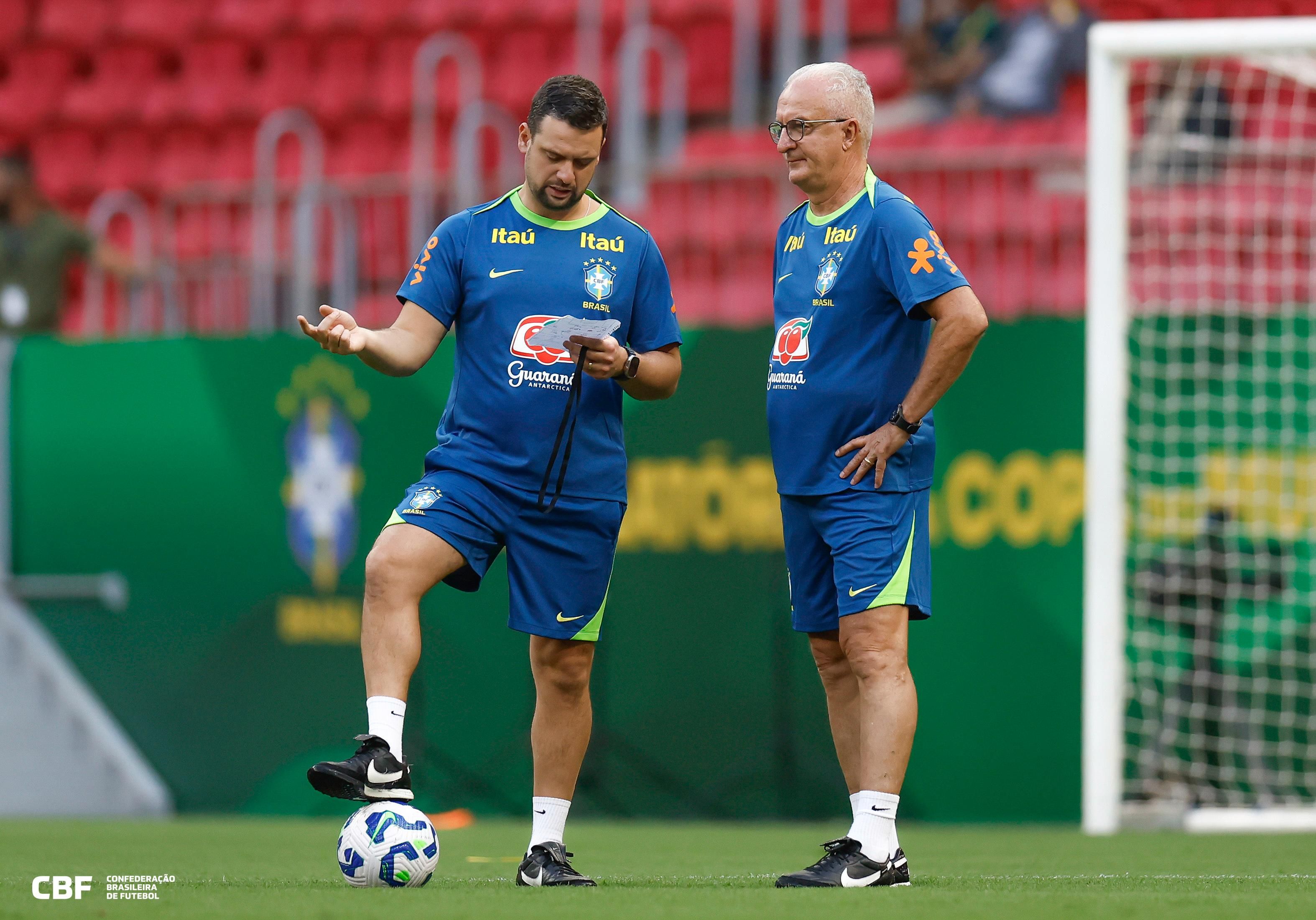 Lucas Silvestre e Dorival Jr. durante o treino da Seleção na véspera do jogo com a Colômbia. Foto: Rafael Ribeiro | CBF