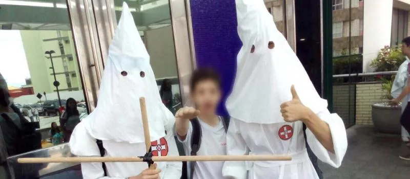RESPOSTA: Colégio se pronuncia sobre fantasia  de alunos com referência racista em evento