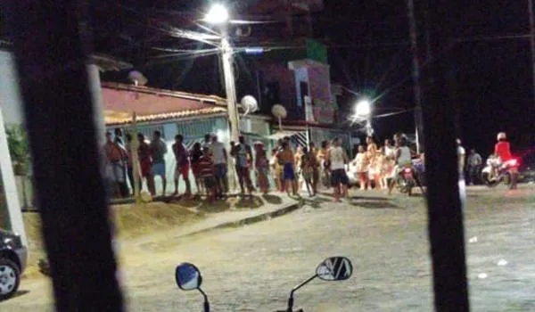 Homem esfaqueia três mulheres durante briga em bar na Bahia; assista