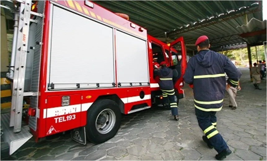 Corpo de Bombeiros controla incêndio em estabelecimento comercial, no bairro do Uruguai