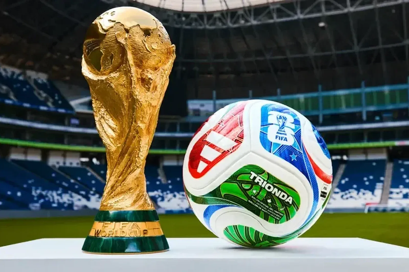 Ta&ccedil;a e bola da Copa do Mundo. Foto: Adidas
