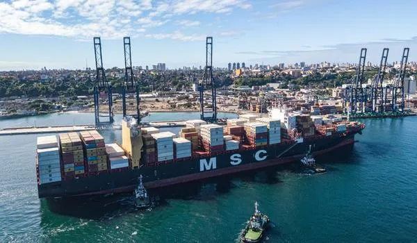 Maior classe de navio porta-contêiner disponível na América do Sul atraca  no terminal de Salvador