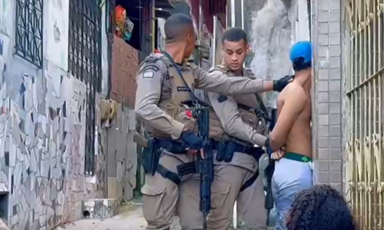 Homem &eacute; preso ap&oacute;s manter esposa e duas crian&ccedil;as ref&eacute;ns no Arenoso. Foto: reprodu&ccedil;&atilde;o | Al&ocirc; Juca