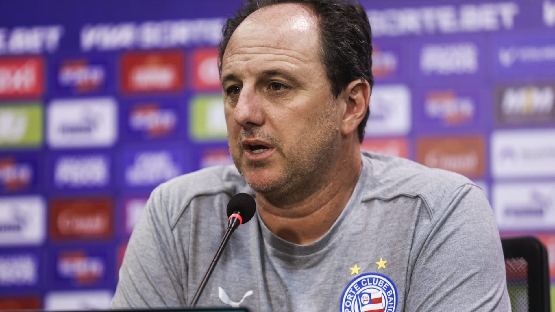 Rogerio Ceni fala sobre retorno de Everton Ribeiro durante entrevista coletiva. Foto: Rafael Rodrigues | ECBColetiva