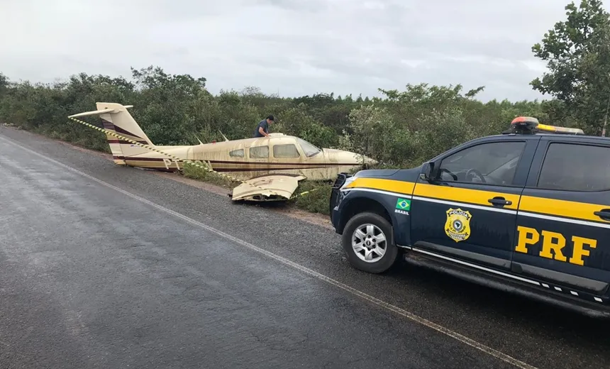 Avião de pequeno porte faz pouso forçado na BR-101, próximo a Inhambupe