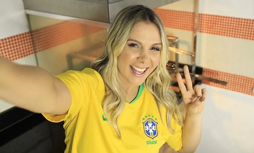 Carla Perez surge com look avaliado em milhares de reais em Aeroporto de Salvador