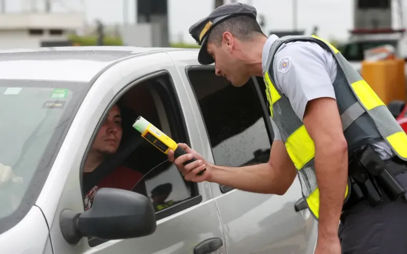 O teste do bafômetro (etilômetro) no Brasil é regido pela Lei Seca (Lei nº 11.705/2008) e pelo Código de Trânsito Brasileiro (CTB), que estabelecem a tolerância zero para o consumo de álcool por motoristas/Foto: Leandro Ferreira