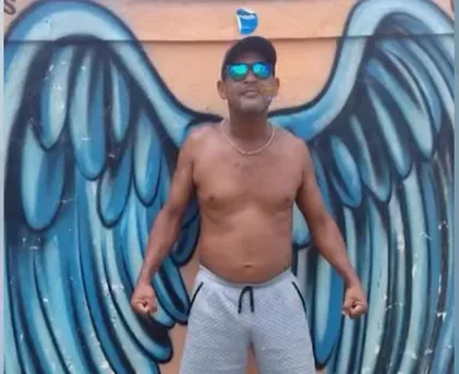 Um homem em situação de rua foi morto a facadas na última segunda-feira (29), no bairro Pitangueiras, em Lauro de Freitas, na Região Metropolitana de Salvador.