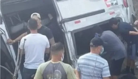 Van que transportava músicos da banda de Gusttavo Lima sofre acidente e capota na Paraíba