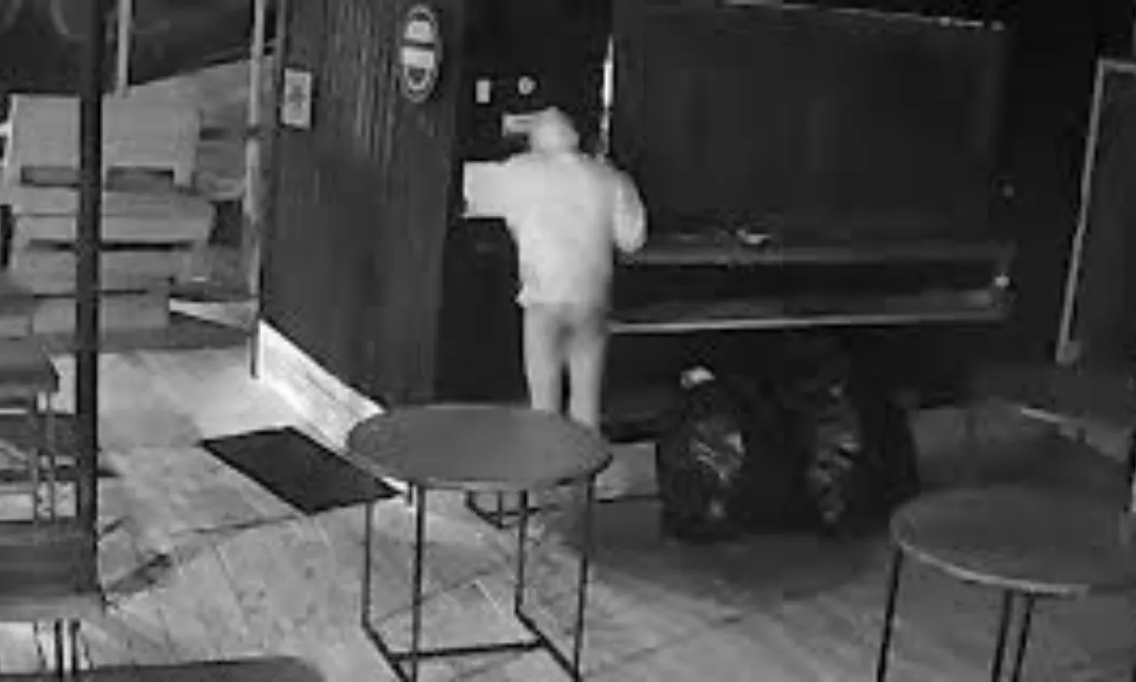 Homem furta bar usando apenas calcinha e moletom; assista