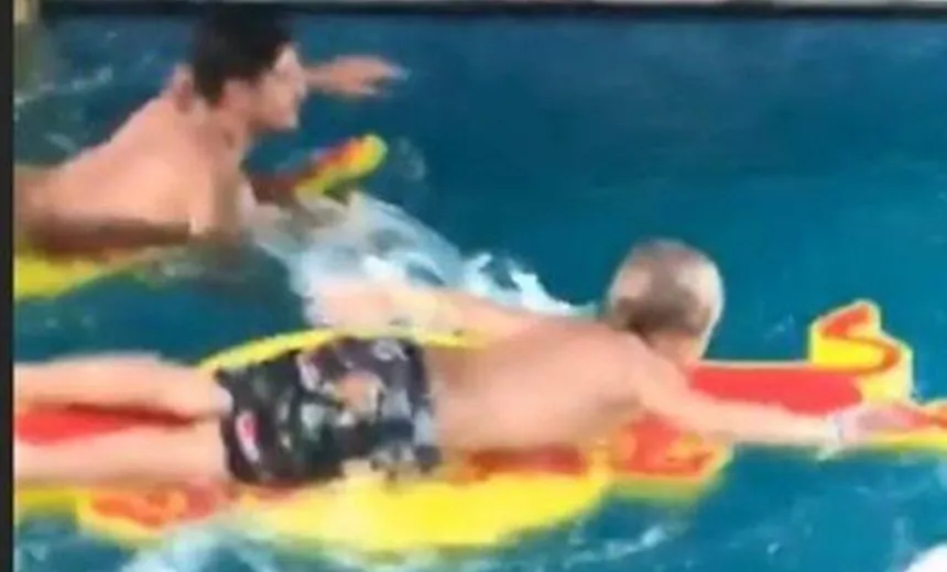 Gabriel Medina dá aula de surfe para o filho de Neymar em Barra Grande