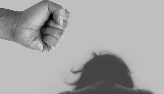Pai é preso após menina de 13 anos pedir socorro em prova: "bate na minha mãe"