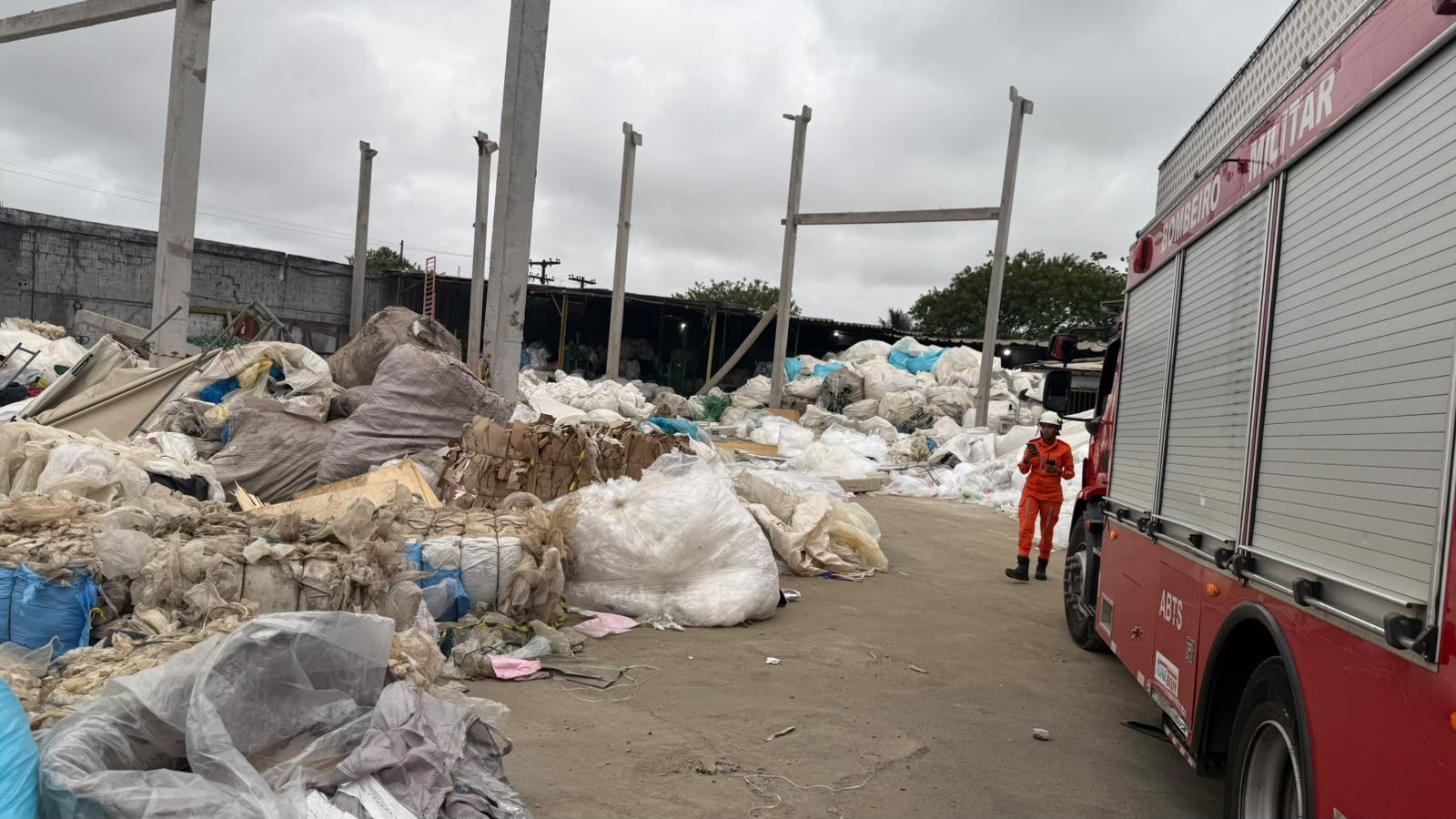 Desabamento De Marquise Em Empresa De Reciclagem Deixou Duas Pessoas Mortas E Tr&ecirc;s Feridas No Bairro De Piraj&aacute;, Em Salvador