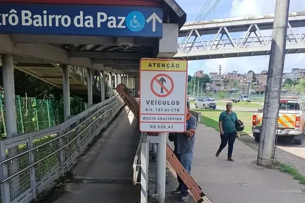 Transalvador coloca sinaliza&ccedil;&atilde;o para coibir motocicletas em passarelas. Foto: Transalvador