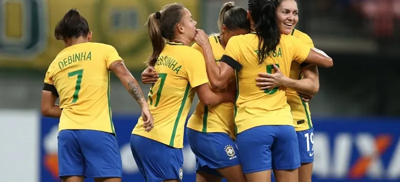 MULHERES NO COMANDO: Primeira técnica mulher da seleção feminina estreia com goleada