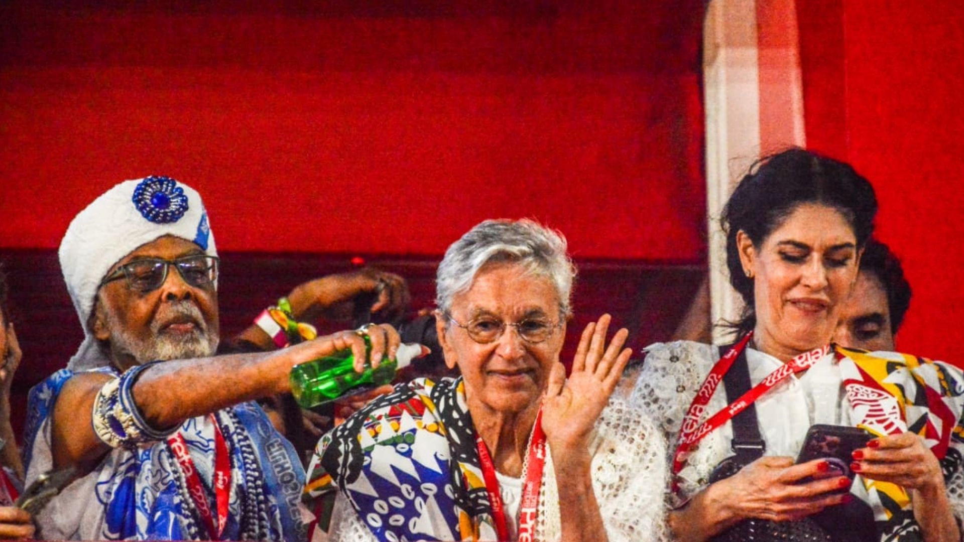 Caetano e Gil assistem show de drones; Foto: Fred Pontes