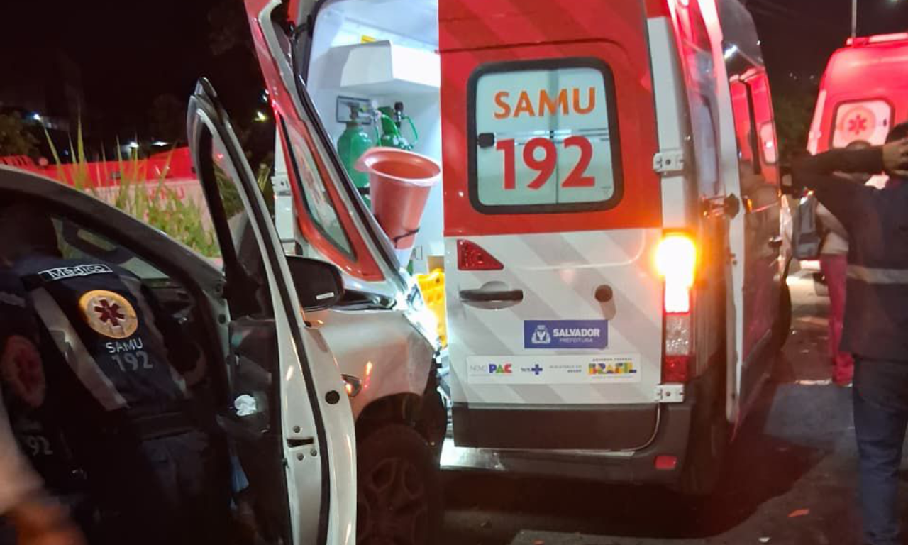 Dois profissionais do Samu ficam feridos ap&oacute;s acidente com carreta em Salvador.Foto: Leitor Aratu On