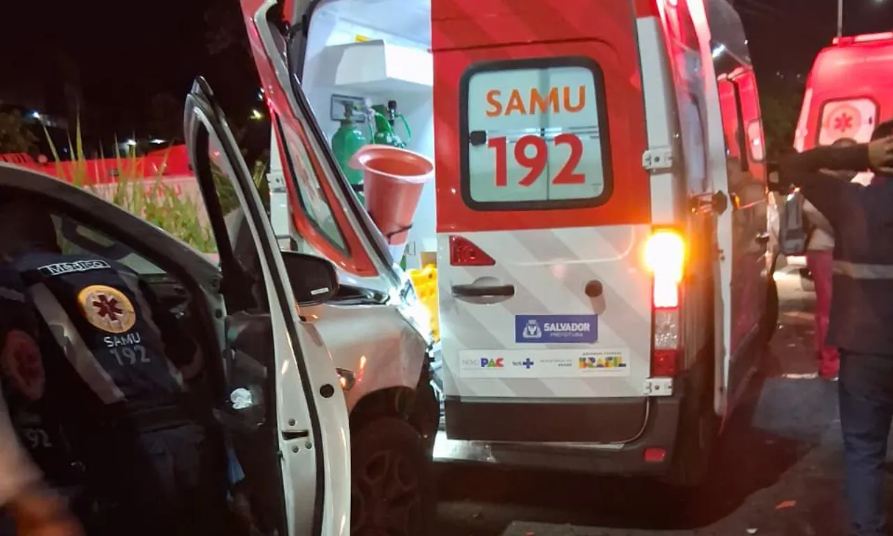 Dois profissionais do Samu ficam feridos após acidente com carreta em Salvador