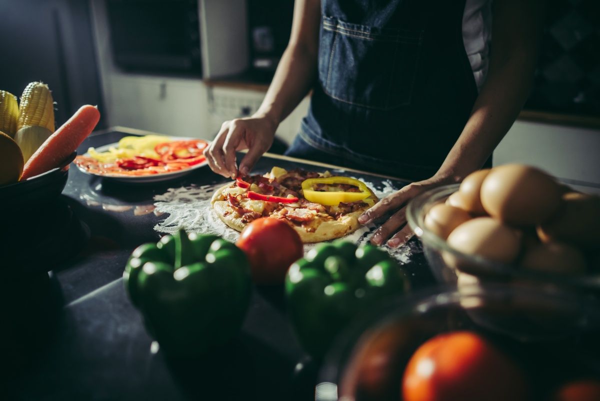 Algumas das vagas de emprego nesta quinta-feira são cozinheiro, ajudante de depósito, telemarketing, jovem aprendiz e operador de caixa. Foto: Ilustrativa/Freepik