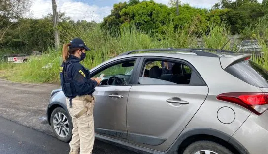 PRF registra aumento no número de autuações por uso de telefone celular ao volante na Bahia