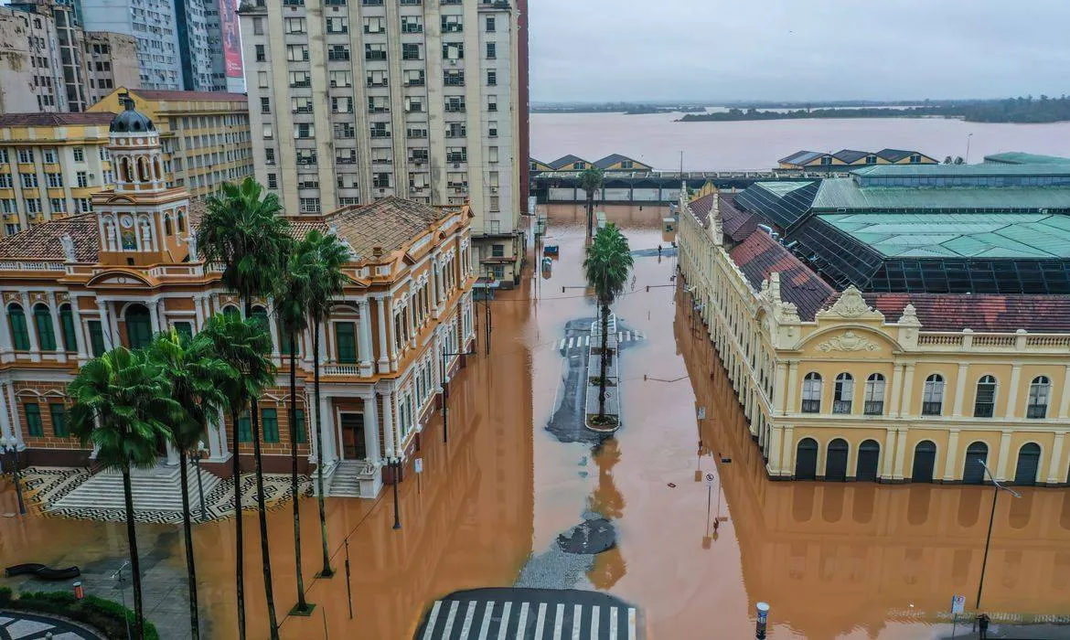 Porto Alegre emite alerta de 'inundação extrema' e tem maior cheia da história