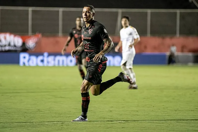 Com fratura na costela, meia do Vitória deve ficar afastado dos jogos por até 8 semanas