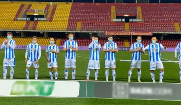 Coronavírus: jogadores de time italiano entram em campo com máscaras em partida da Série B
