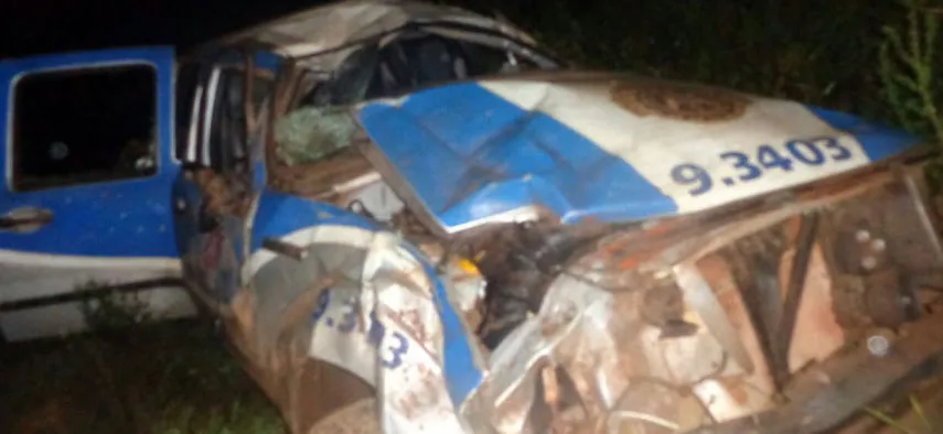 Viatura da PM capota e dois policiais ficam feridos na BA-142