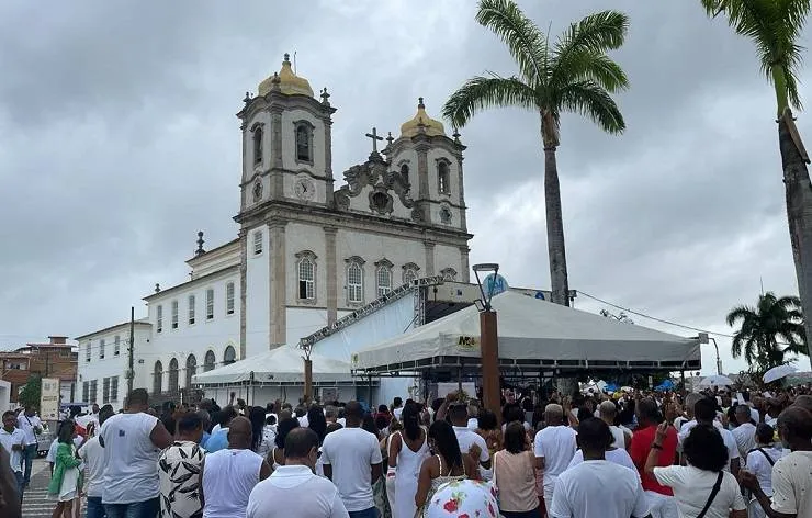 Em busca de proteção, devotos sobem a Colina Sagrada na primeira sexta do ano