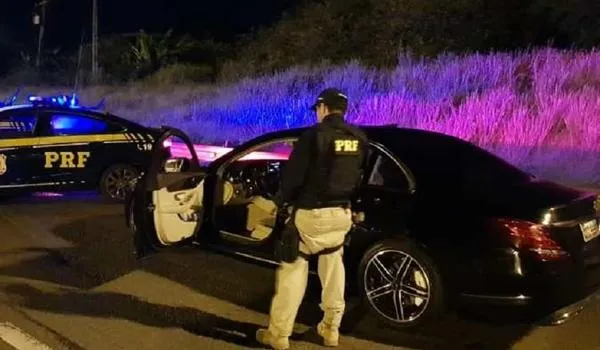 PRF prende homem conduzindo carro de luxo clonado na BR-324
