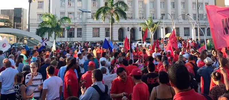‘VAI DAR PT?’: Jaques Wagner e demais petistas cantam música de Léo Santana na visita de Lula