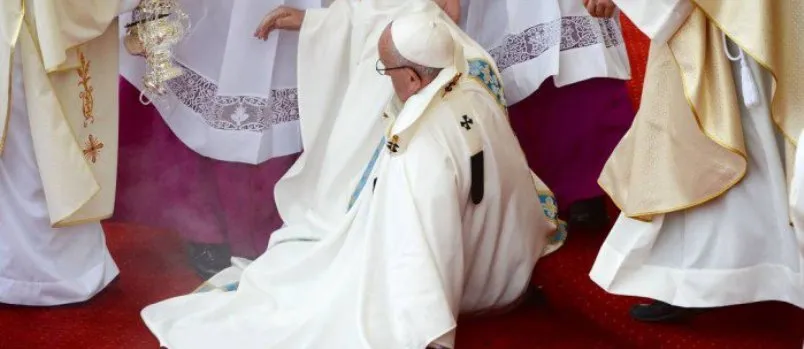 “LEVANTA-TE E ANDA”: Papa leva tombo durante missa na Polônia