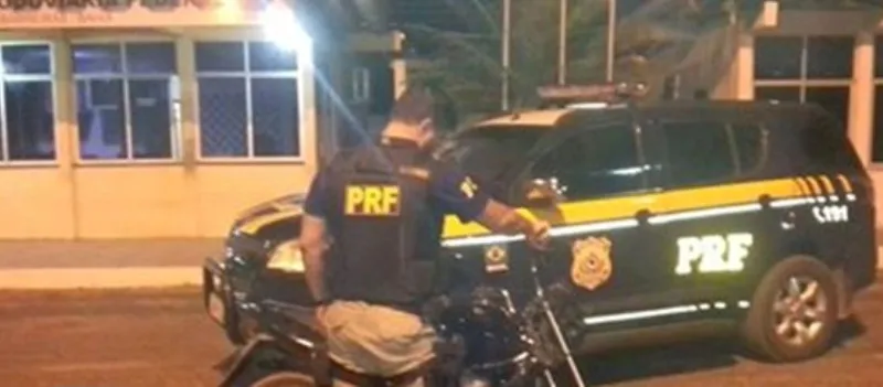 BARREIRAS: Durante blitz na BR-242, PRF apreende moto roubada e documento falso de motociclista