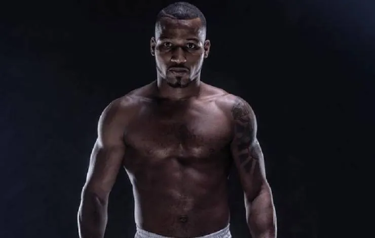 "Opaí, barril véi!": ladrões roubam pertences dentro de carro de pugilista baiano