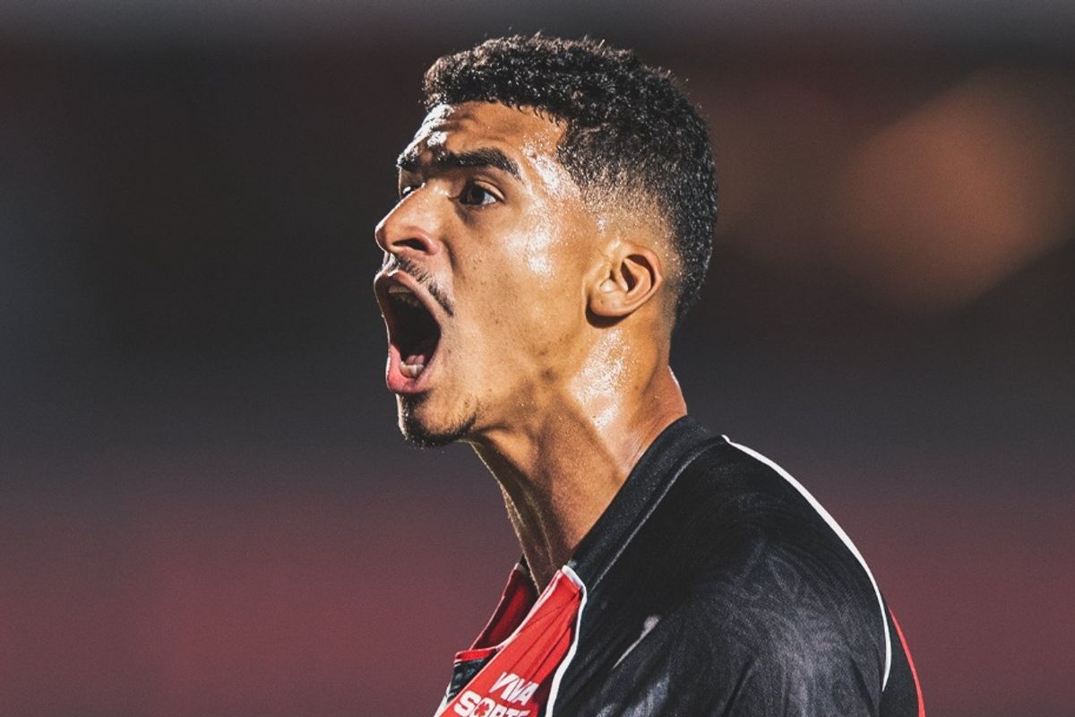 Atacante do Vitória discute com companheiros. Foto: Reprodução