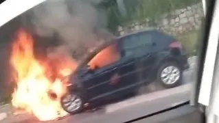Carro pega fogo e trânsito fica prejudicado na Avenida Garibaldi
