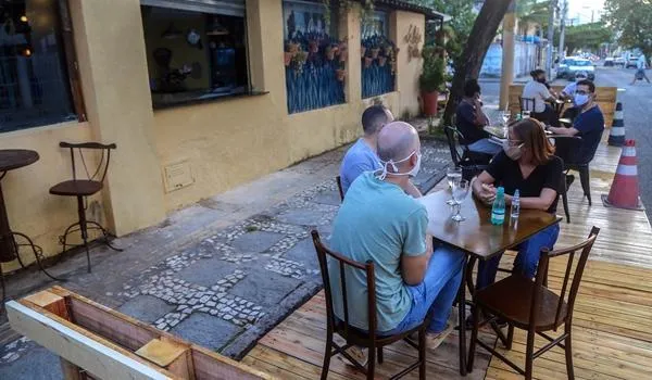 São Marcos e Barris lideram lista de descumprimento da reabertura de bares e restaurantes em Salvador 