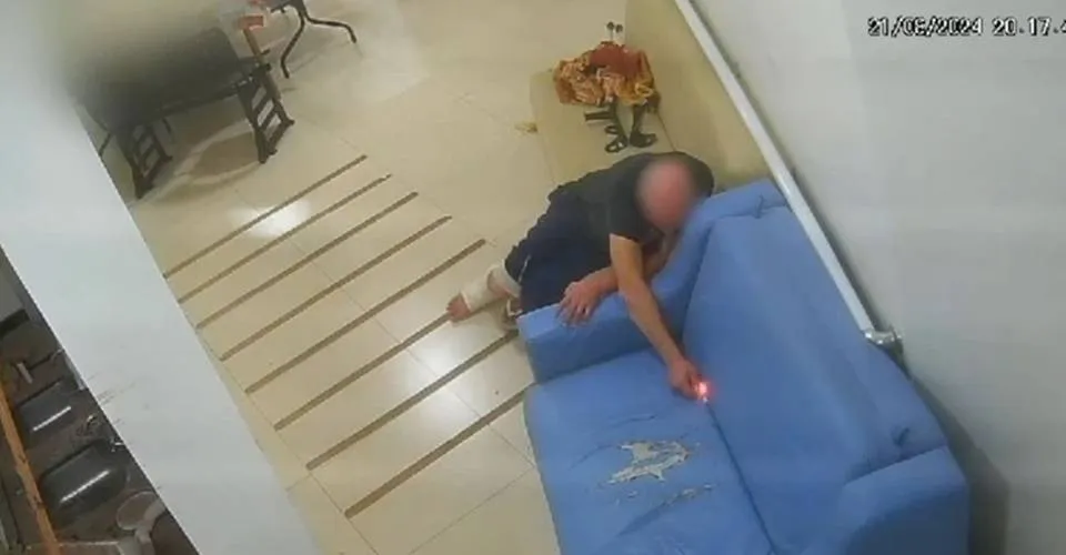 VÍDEO: paciente de ala psiquiátrica coloca fogo em sofá e incendeia unidade de saúde
