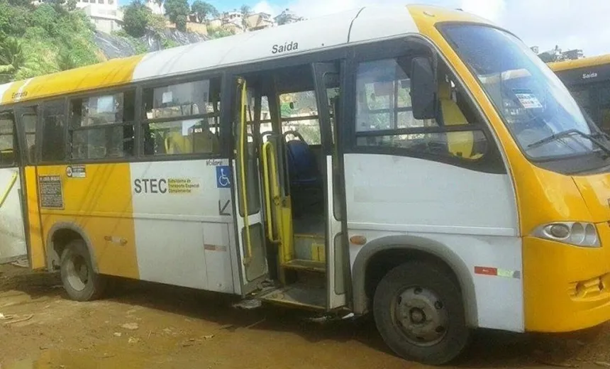Greve Geral: pedras e tiros são disparados contra micro-ônibus, em Salvador