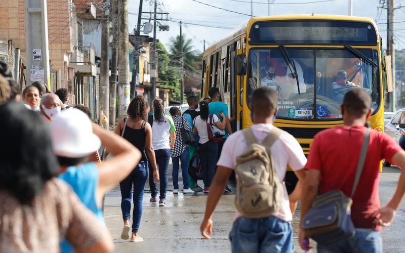 Usu&aacute;rios podem buscar rotas alternativas ou acompanhar atualiza&ccedil;&otilde;es em tempo real pelos canais das empresas de transporte/Foto: Arisson Marinho