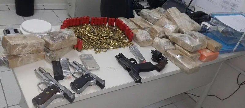BOM JESUS DA LAPA: Após denúncia anônima, polícia acha ‘arsenal’ de armas e drogas em casa