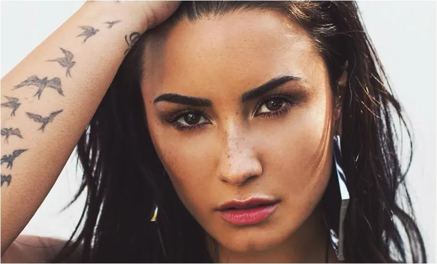 Após overdose, cantora Demi Lovato está “acordada e com a família”