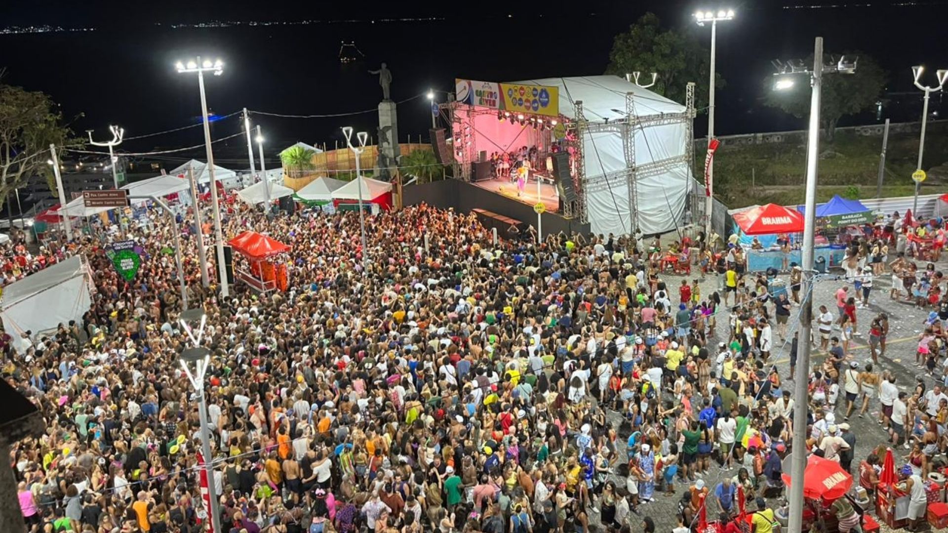 P&uacute;blico lota Pra&ccedil;a Castro Alves &agrave; espera de Rachel Reis neste domingo; Foto: Matheus Caldas / Aratu On