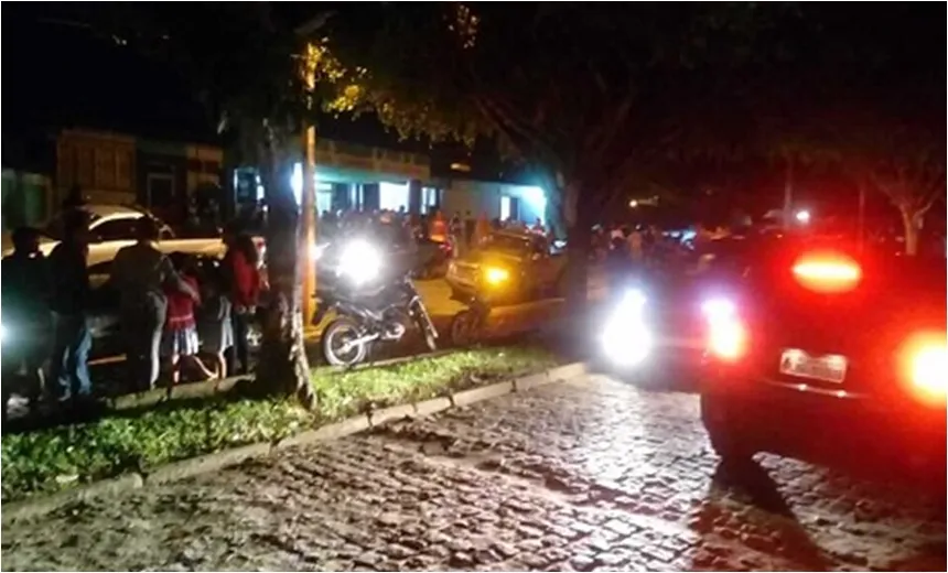 Homem tem crise, perde direção e atropela trinta pessoas durante cortejo em Piraí do Norte