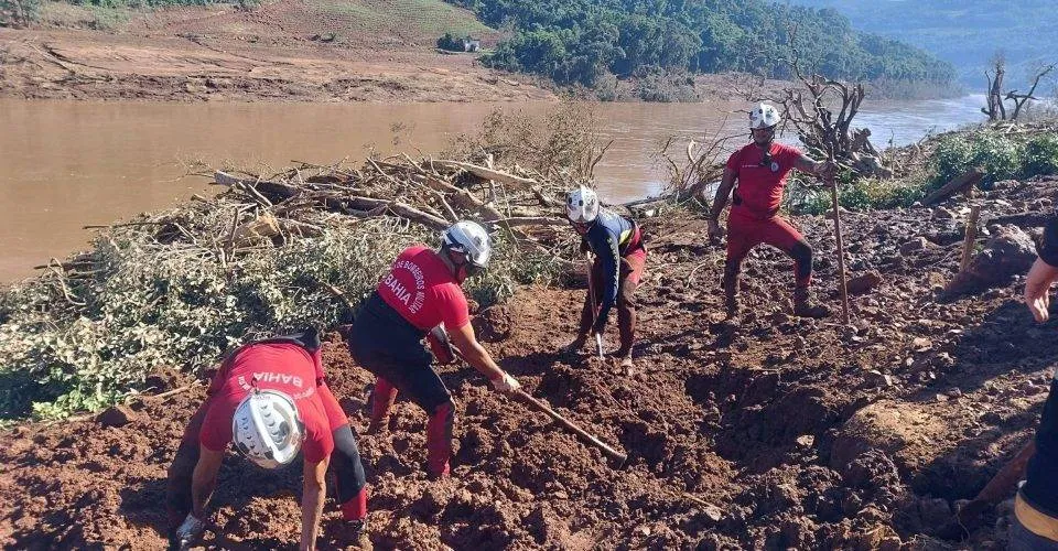 Bombeiros da Bahia e do Rio Grande do Sul resgatam pessoa com vida após desabamento de imóvel