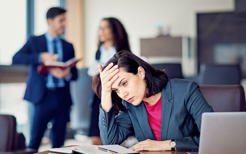 O impacto dos transtornos mentais no mercado de trabalho vai além dos afastamentos. Empresas com programas de apoio psicológico registram maior engajamento e menor rotatividade de funcionários/Foto: Reprodução