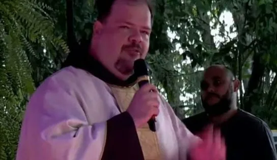 Reggae na missa! Técnico de som erra música em missa no Espírito Santo e trabalhada acaba em risada
